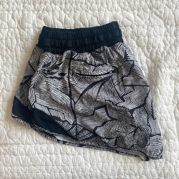 Lululemon Black & White Patterned Hotty Hot Low-Rise Lined Short 2.5" size 8 - Picture 4 of 5